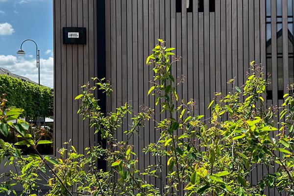 ©Roofland - Holzfassade mit klaren Formen und Kontrasten