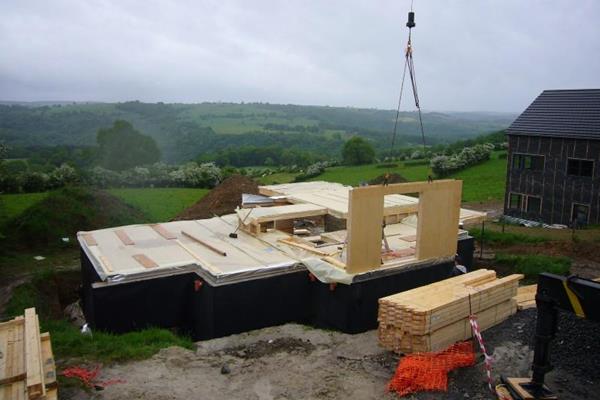 ©Roofland - Dreistöckiges Holzrahmenhaus in Rouvreux (B)