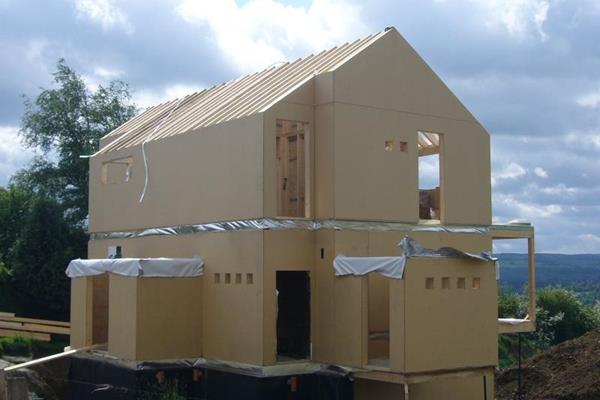 ©Roofland - Dreistöckiges Holzrahmenhaus in Rouvreux (B)