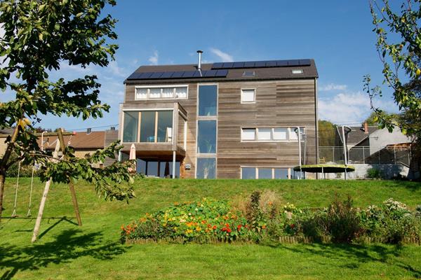 ©Roofland - Dreistöckiges Holzrahmenhaus in Rouvreux (B)