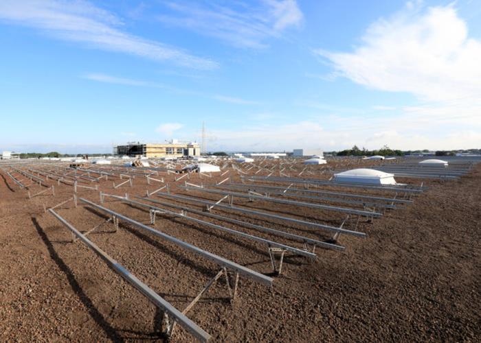 Les sous-structures sont assemblées sur la surface du toit, puis recouvertes de substrat de toit.  ©PAUL BAUDER GMBH & CO. KG