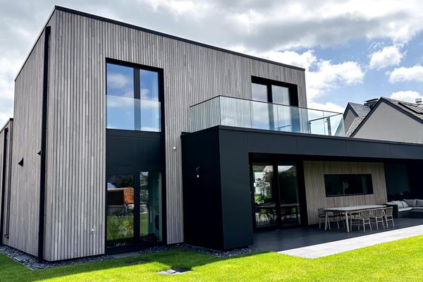 ©Roofland - Une façade revêtue de bardage en bois aux lignes épurées