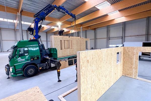 Modularer Holzbau: Flexibilität für Büroräume in Industriehalle