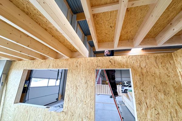 Modularer Holzbau: Flexibilität für Büroräume in Industriehalle