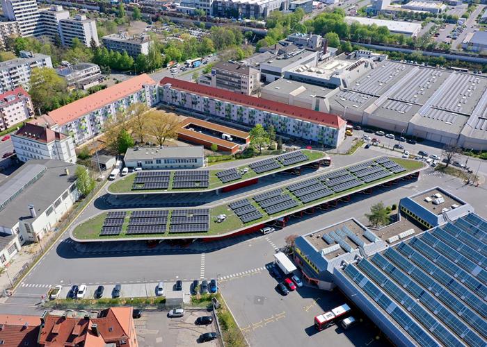 Port pour bus électriques avec toit végétalisé et installation photovoltaïque