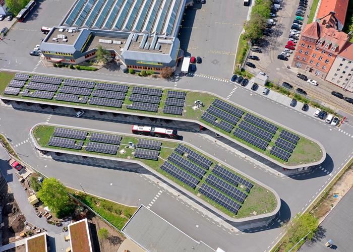 Port pour bus électriques avec toit végétalisé et installation photovoltaïque