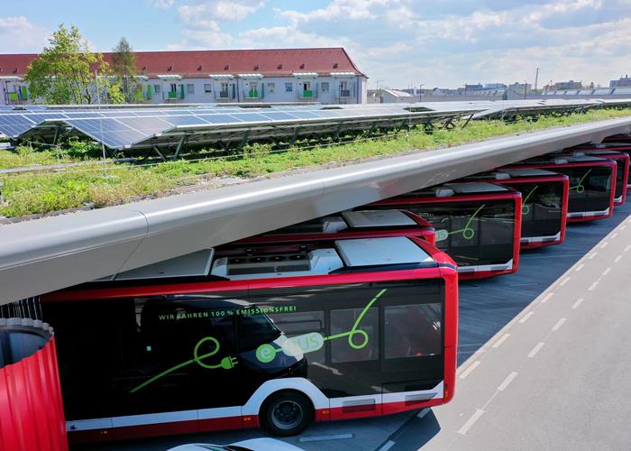 Port pour bus électriques avec toit végétalisé et installation photovoltaïque