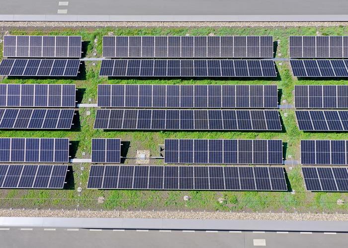 Port pour bus électriques avec toit végétalisé et installation photovoltaïque