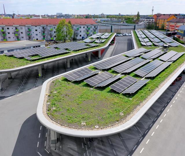 eBus-Port mit Gründach und PV-Anlage