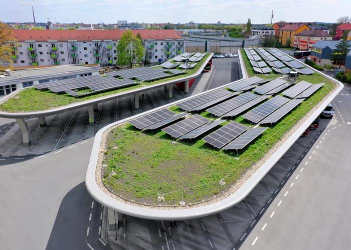 Port pour bus électriques avec toit végétalisé et installation photovoltaïque