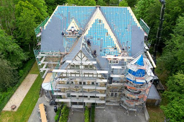Dachsanierung auf historischem Gebäude ©roofland.com