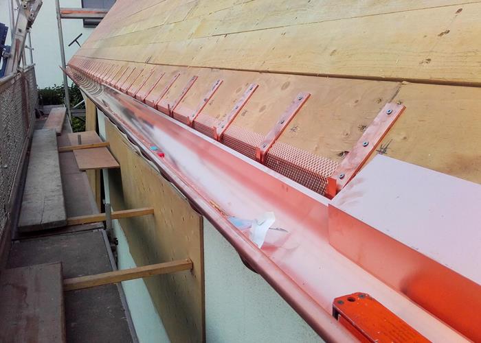 Aufsparrendämmung und Dachfenstereinbau ©Roofland.com