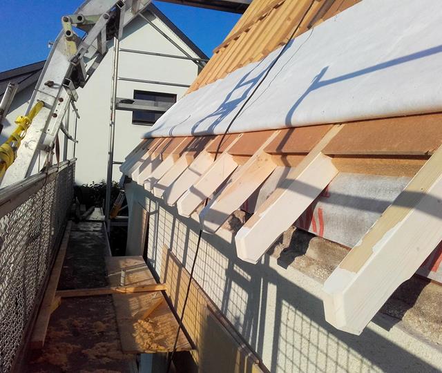 Aufsparrendämmung und Dachfenstereinbau ©Roofland.com