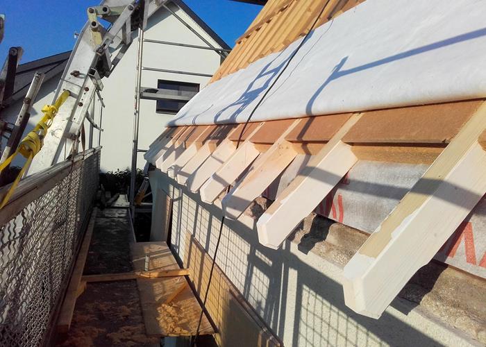 Aufsparrendämmung und Dachfenstereinbau ©Roofland.com