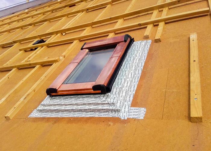 Aufsparrendämmung und Dachfenstereinbau ©Roofland.com