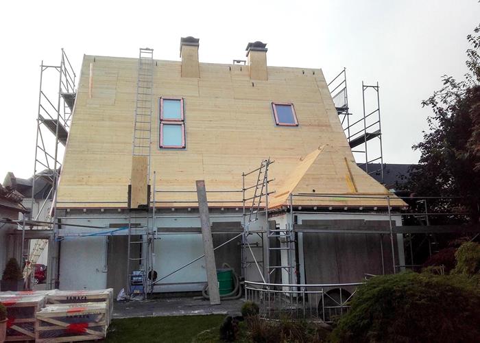 Aufsparrendämmung und Dachfenstereinbau ©Roofland.com