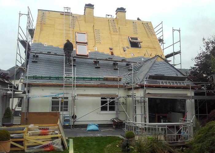 Aufsparrendämmung und Dachfenstereinbau ©Roofland.com