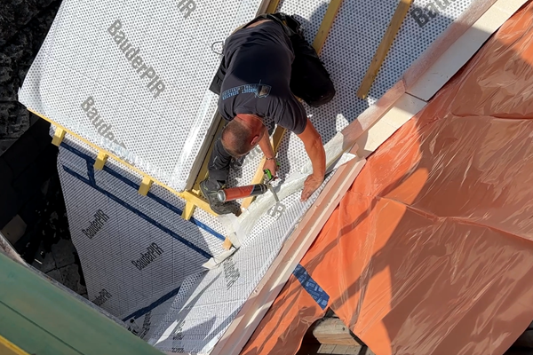 Rénovation de la toiture d’une maison mitoyenne  @ Roofland.com