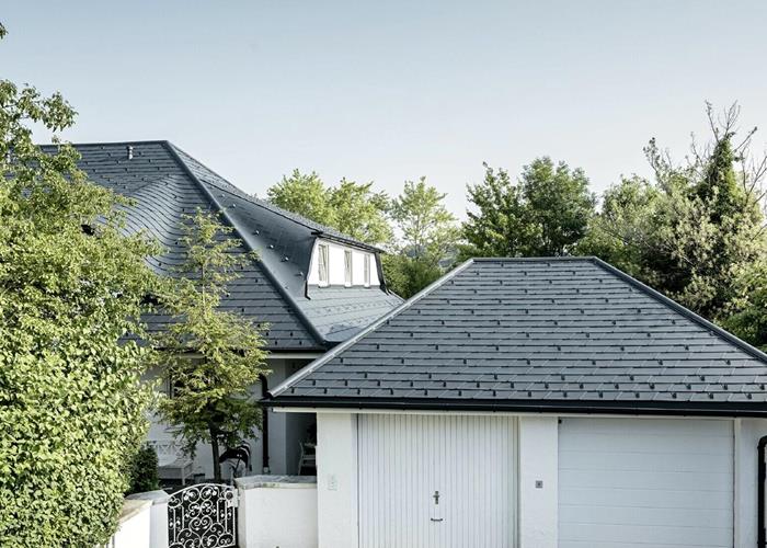 Walmdach mit runder Gaube ©prefa.de