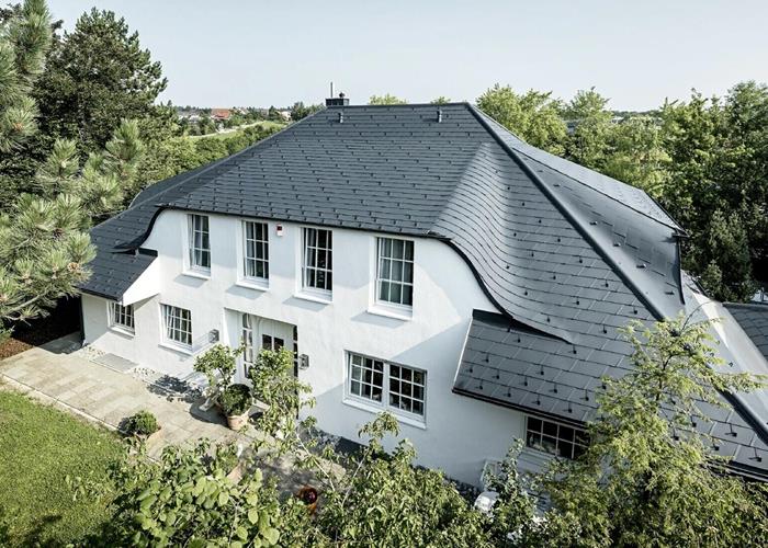 Walmdach mit runder Gaube ©prefa.de