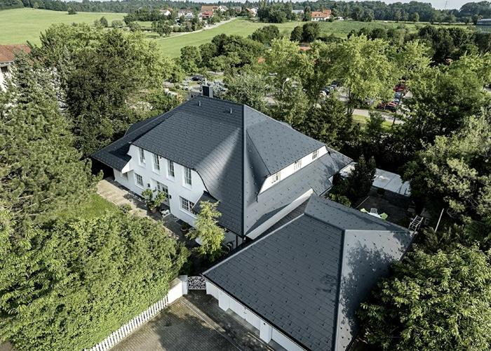 Walmdach mit runder Gaube ©prefa.de