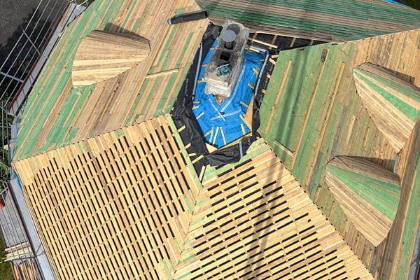 Dachsanierung Stroh zu Schiefer ©Gerd Scheuren