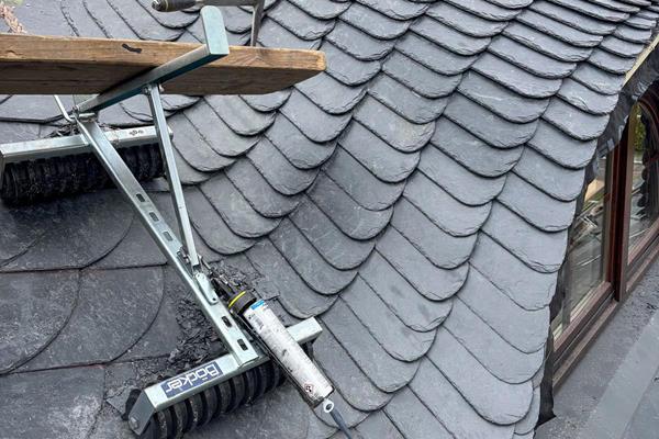 Dachsanierung Stroh zu Schiefer ©Gerd Scheuren