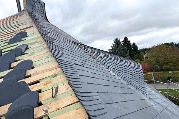 Dachsanierung Stroh zu Schiefer ©Gerd Scheuren