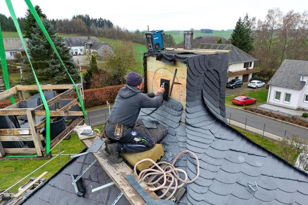 Dachsanierung Stroh zu Schiefer ©roofland.com