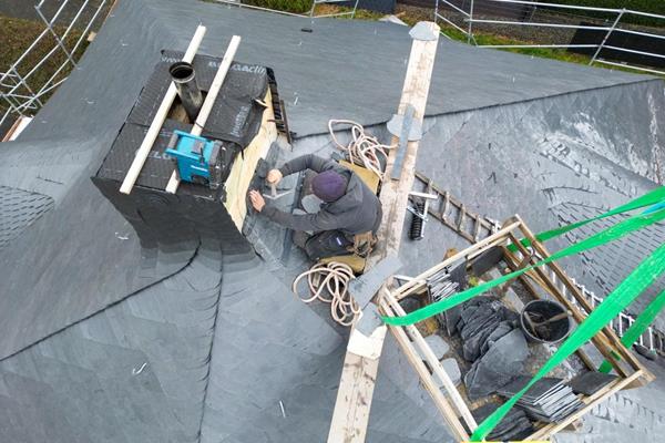 Dachsanierung Stroh zu Schiefer ©roofland.com