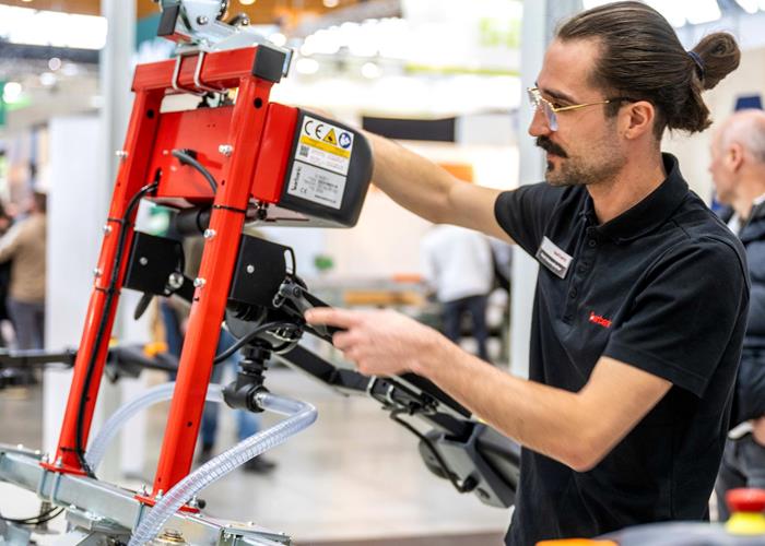 Vakuum-Lastenkräne für den Werkstattbetrieb – einfach in der Handhabung und absolut sicher. © Dach+Holz International