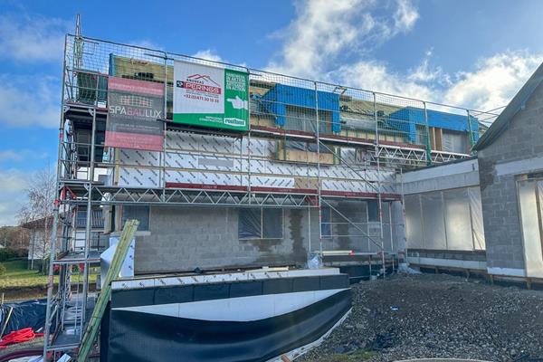 Solution de toiture combinant toit incliné et toitures plates@roofland.com