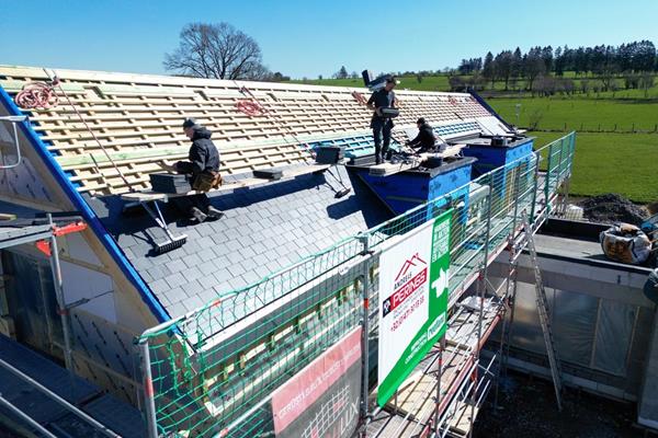 Solution de toiture combinant toit incliné et toitures plates@roofland.com