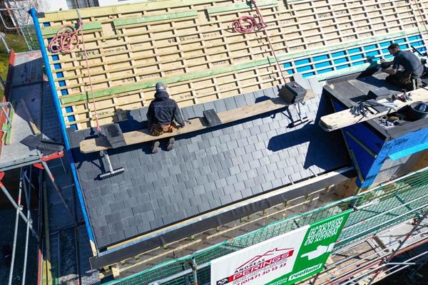 Solution de toiture combinant toit incliné et toitures plates@roofland.com