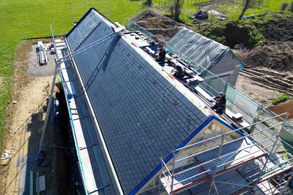 Solution de toiture combinant toit incliné et toitures plates@roofland.com