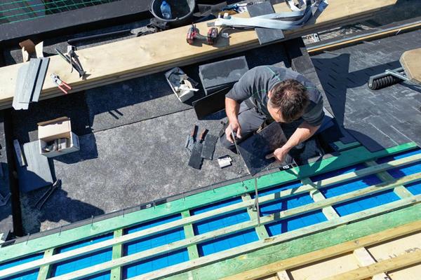 Solution de toiture combinant toit incliné et toitures plates@roofland.com