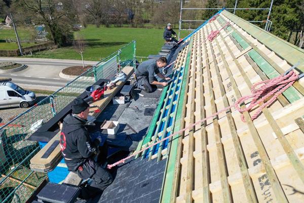 Solution de toiture combinant toit incliné et toitures plates@roofland.com