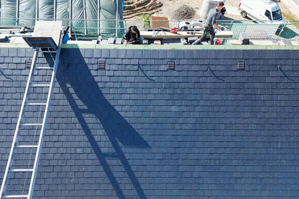 Solution de toiture combinant toit incliné et toitures plates@roofland.com