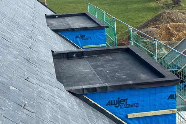 Solution de toiture combinant toit incliné et toitures plates@roofland.com