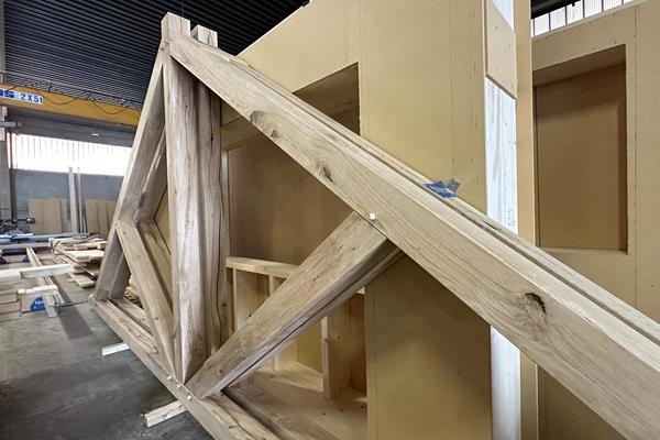 Construction bois avec fermes en chêne apparentes ©roofland.com