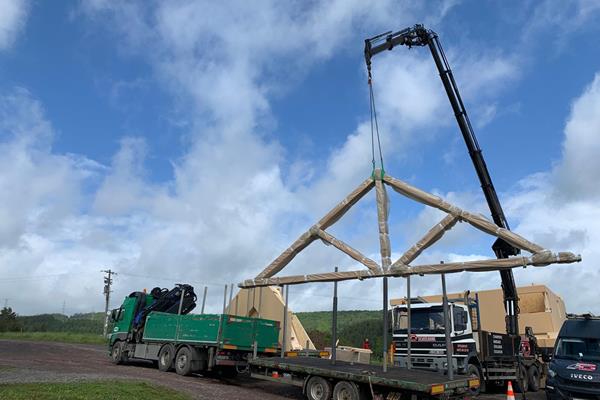 Construction bois avec fermes en chêne apparentes ©roofland.com