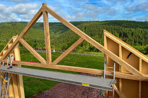 Construction bois avec fermes en chêne apparentes ©roofland.com