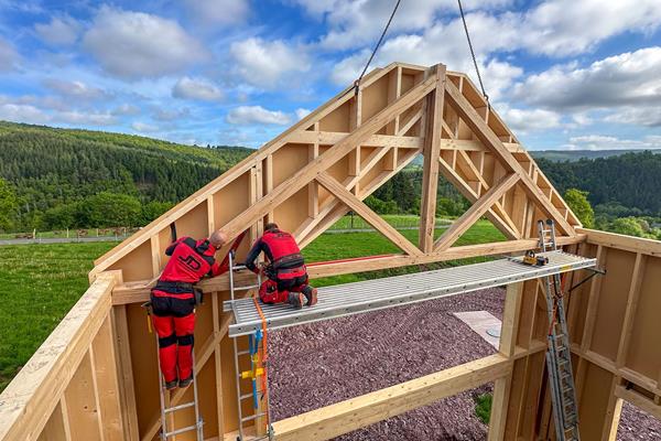 Construction bois avec fermes en chêne apparentes ©roofland.com