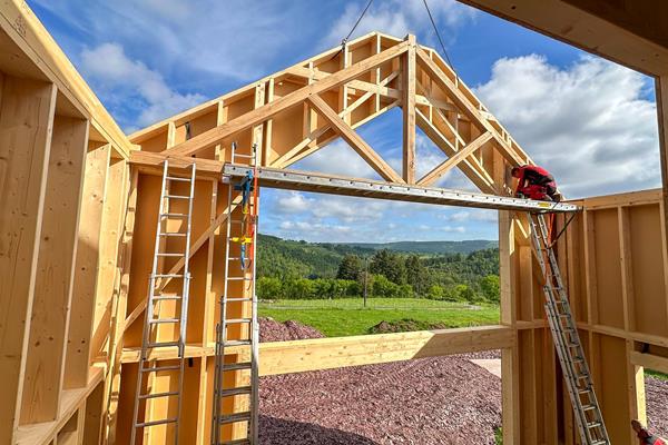 Construction bois avec fermes en chêne apparentes ©roofland.com