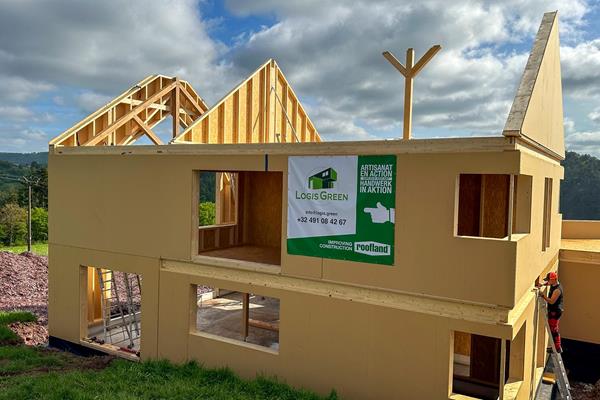Construction bois avec fermes en chêne apparentes ©roofland.com