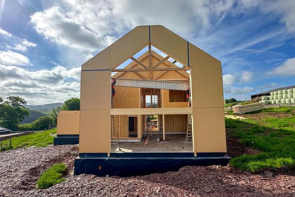 Construction bois avec fermes en chêne apparentes ©roofland.com