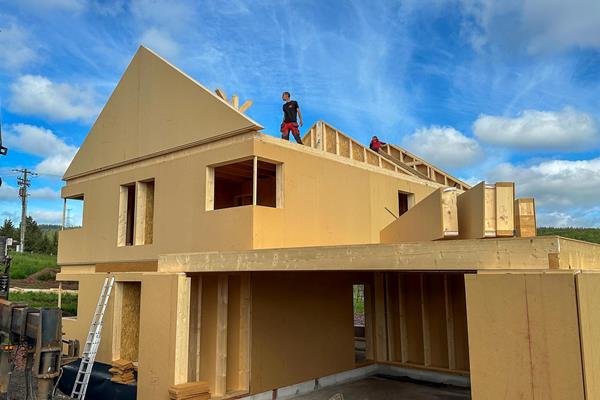 Construction bois avec fermes en chêne apparentes ©roofland.com