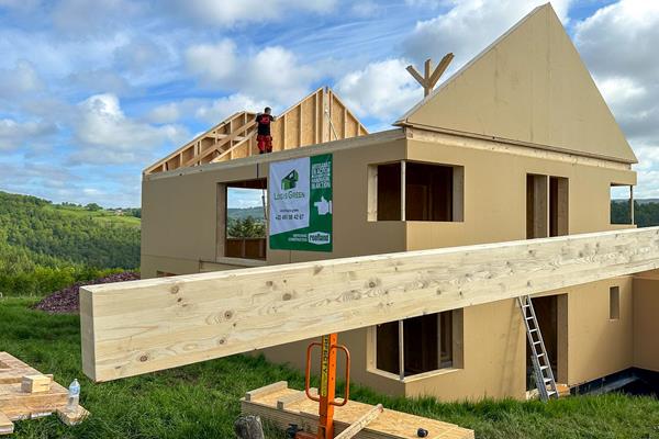 Construction bois avec fermes en chêne apparentes ©roofland.com