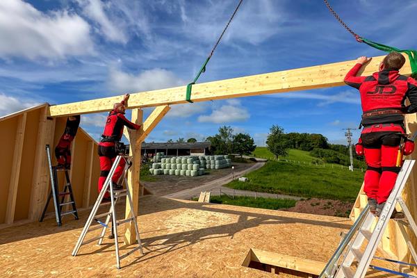 Construction bois avec fermes en chêne apparentes ©roofland.com