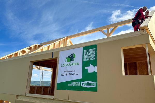 Construction bois avec fermes en chêne apparentes ©roofland.com